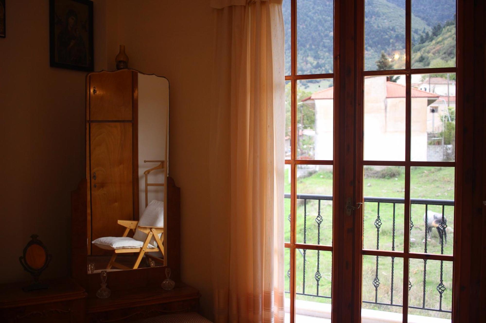 Velia Guesthouse Калаврита Экстерьер фото
